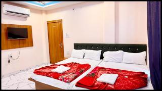 HOTEL White S - STAY Near Shri Mahakaleshwar Jyotirlinga Temple - Free Wifi & Free Parking - Fully Air Conditioned And Spacious Room - Excellent Service Recommended - Ujjain - 0