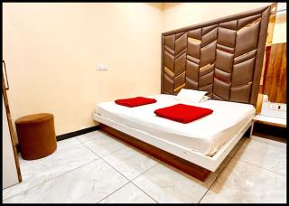Near Mahakal Temple Hotel S U N # c !Ujjain,Near Railway station -Fully Air conditioned Rooms And Spacious, with Wifi And Parking- BEST HOTEL IN UJJAIN - Ujjain - 0