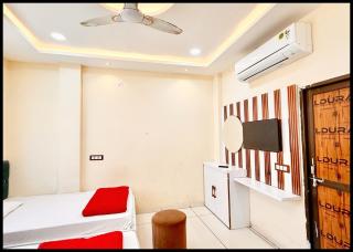 Near Mahakal Temple Hotel S U N # c !Ujjain,Near Railway station -Fully Air conditioned Rooms And Spacious, with Wifi And Parking- BEST HOTEL IN UJJAIN - Ujjain - 1