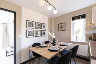 Beautiful and Spacious 3-bed Home in Nottingham by Renzo, Driveway, Close to M1! - Pinxton - 1