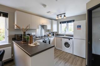 Beautiful and Spacious 3-bed Home in Nottingham by Renzo, Driveway, Close to M1! - Pinxton - 3