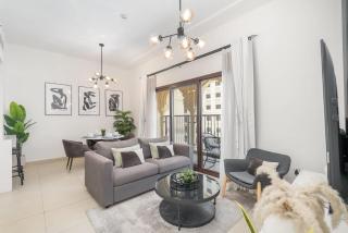 Stylish 1-Bedroom Retreat with Pool in Vibrant Jumeirah Golf Estates - Dubai - 9