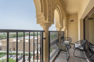 StayShort - Stylish 1-Bedroom Retreat with Pool in Vibrant Jumeirah Golf Estates - 6