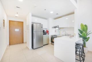 Stylish 1-Bedroom Retreat with Pool in Vibrant Jumeirah Golf Estates - Dubai - 5