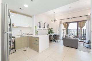 StayShort - Stylish 1-Bedroom Retreat with Pool in Vibrant Jumeirah Golf Estates - 4