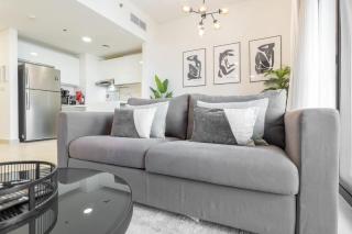 Stylish 1-Bedroom Retreat with Pool in Vibrant Jumeirah Golf Estates - Dubai - 2