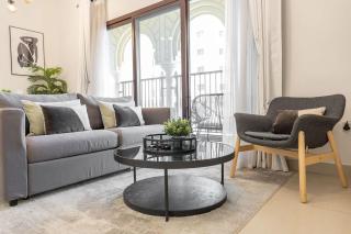 Free housekeeping visits during your stay - StayShort - Stylish 1-Bedroom Retreat with Pool in Vibrant Jumeirah Golf Estates - 2