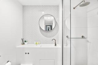Lavish 2-Bedroom City Apartment with Pool, Sauna, Gym - Melbourne - 6