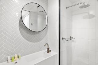 Lavish 2-Bedroom City Apartment with Pool, Sauna, Gym - Melbourne - 2