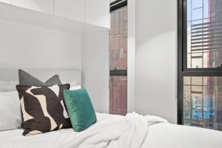 Lavish 2-Bedroom City Apartment with Pool, Sauna, Gym - Melbourne - 5