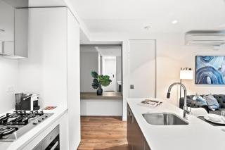 Lavish 2-Bedroom City Apartment with Pool, Sauna, Gym - Melbourne - 4
