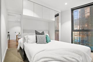 Lavish 2-Bedroom City Apartment with Pool, Sauna, Gym - Melbourne - 1