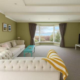 Lakeside Retreat with Swim Spa - Hamilton - 0