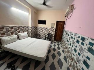 Hotel O Blue Heart Green Guest House - Noida - 4