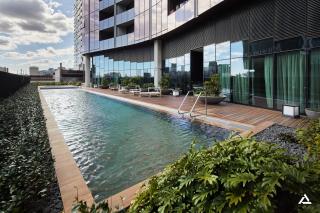 Lavish 2-Bedroom City Apartment with Pool, Sauna, Gym - Melbourne - 7