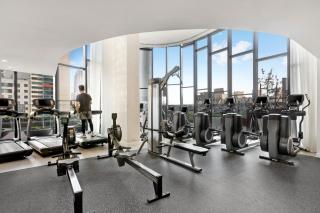 Lavish 2-Bedroom City Apartment with Pool, Sauna, Gym - Melbourne - 8