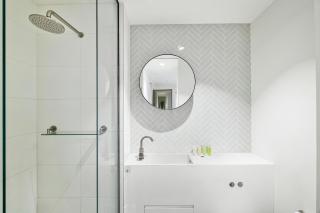 Lavish 2-Bedroom City Apartment with Pool, Sauna, Gym - Melbourne - 5
