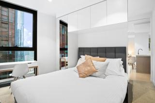 Lavish 2-Bedroom City Apartment with Pool, Sauna, Gym - Melbourne - 1