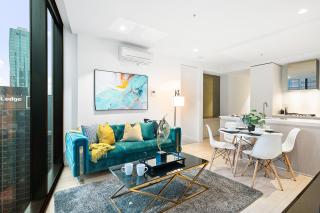 Lavish 2-Bedroom City Apartment with Pool, Sauna, Gym - Melbourne - 0