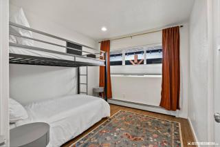 Downtown Retreat: Convenient Family Cottage - 9