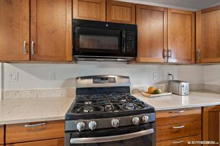Downtown Retreat: Convenient Family Cottage - 6