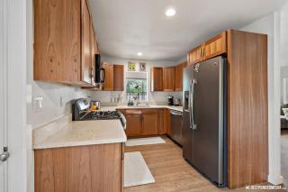 Downtown Retreat: Convenient Family Cottage - 2