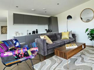 Luxury 2BR Penthouse-1 Skyline Terrace City Center - Leeds - 6