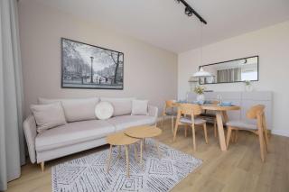 Elegant White Apartment in Warsaw with Air Conditioning and Parking by Renters Prestige - Warsaw - 0