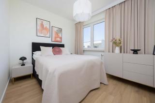 Elegant White Apartment in Warsaw with Air Conditioning and Parking by Renters Prestige - Warsaw - 9