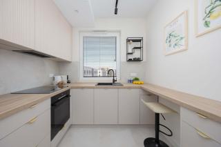 Elegant White Apartment in Warsaw with Air Conditioning and Parking by Renters Prestige - Warsaw - 8