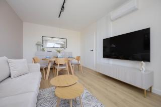 Elegant White Apartment in Warsaw with Air Conditioning and Parking by Renters Prestige - Warsaw - 5