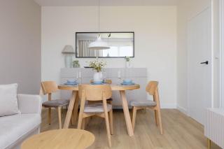 Elegant White Apartment in Warsaw with Air Conditioning and Parking by Renters Prestige - Warsaw - 1