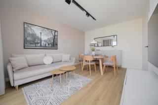 Elegant White Apartment in Warsaw with Air Conditioning and Parking by Renters Prestige - Warsaw - 2