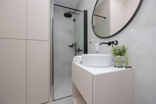Elegant White Apartment in Warsaw with Air Conditioning and Parking by Renters Prestige - Warsaw - 3