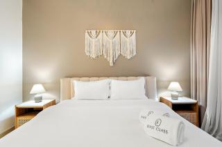 FIRST CLASS 2BR Timeless Vibes & Pool View - 2