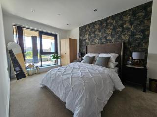 Leeds City Centre 2BR Apartment - Luxury Stay with Private Terrace - Leeds - 0