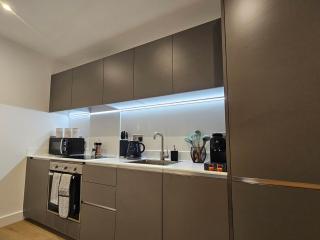 Leeds City Centre 2BR Apartment - Luxury Stay with Private Terrace - Leeds - 4