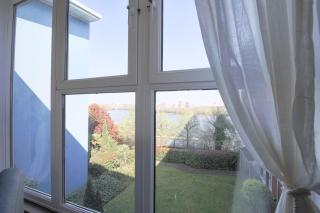 StayRight 2 Bed Flat with Serene Water View & Free Parking - Cardiff - 5