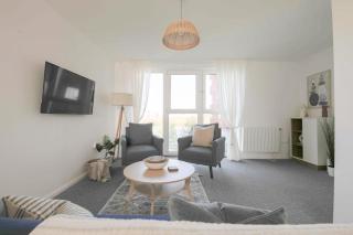 StayRight 2 Bed Flat with Serene Water View & Free Parking - Cardiff - 0
