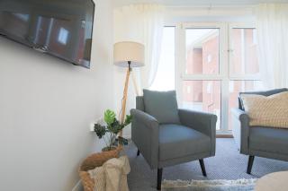 StayRight 2 Bed Flat with Serene Water View & Free Parking - Cardiff - 3