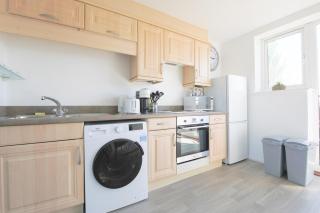 2 Bed Apt Overlooking Water - 8