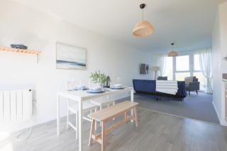 StayRight 2 Bed Flat with Serene Water View & Free Parking - Cardiff - 7
