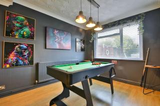 Spacious 3 Bed Home with Pool Table - 9