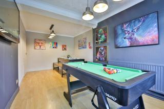 Spacious 3 Bed Home with Pool Table - 2
