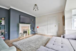 Spacious 3 Bed Home with Pool Table - 3