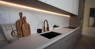 Refined City Living – 4-Bedroom Apartment in Mayfa - London - 4