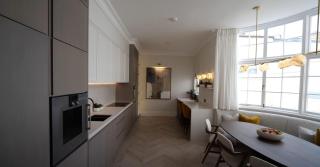 Refined City Living – 4-Bedroom Apartment in Mayfa - London - 5