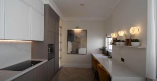 Refined City Living – 4-Bedroom Apartment in Mayfa - London - 3