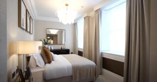 Refined City Living – 4-Bedroom Apartment in Mayfa - London - 2