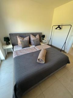 neue 90qm Ferienwohnung mit 3 Schlafzimmern in Seenähe - Pouch - 4